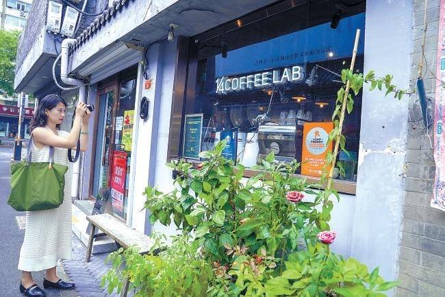 演员巷弄秘境，探寻小巷中的特色小店之旅