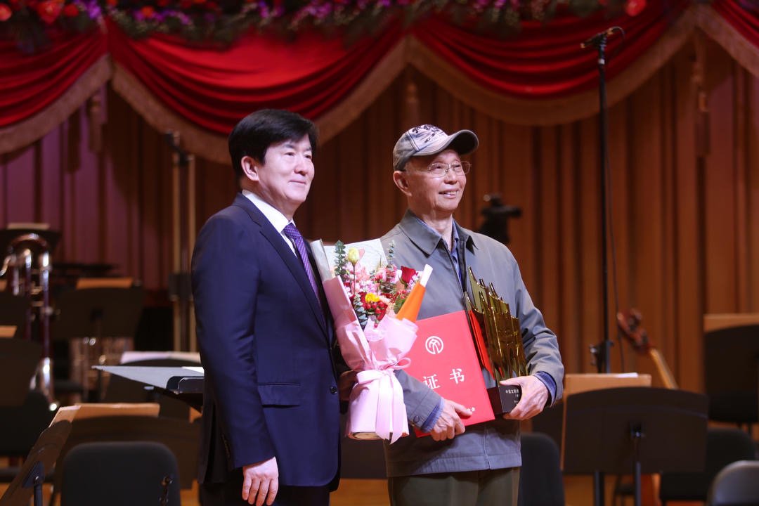 游本昌荣获中国文联终身成就奖，演艺界的璀璨明珠，人生舞台的闪耀传奇