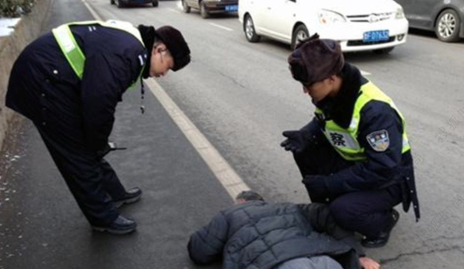 警惕假警察陷阱，老人遭洗脑拒不开门的警示故事
