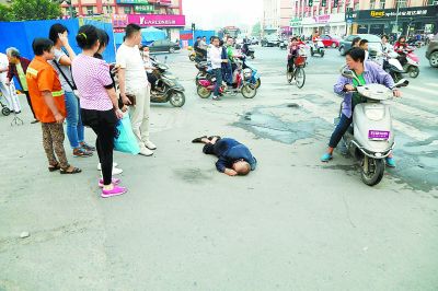 游客踩田拍照引发老人生气背后故事揭秘，小巷特色小店的探秘之旅
