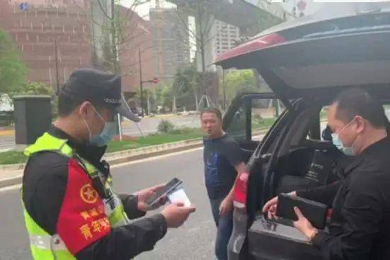 老头乐上高速，揭示执法管理软肋与自信成就感的源泉