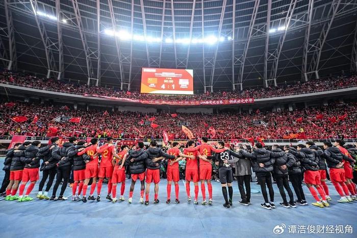 国足完胜印尼，全场大合唱庆祝胜利之歌响彻天际！
