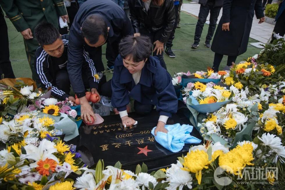 烈士陈祥榕母亲为问勇路揭牌，传承英雄精神，弘扬红色基因