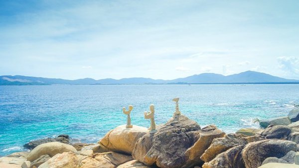 爸爸撒花蛤引女儿探索自然之旅，海滩上的亲子探险
