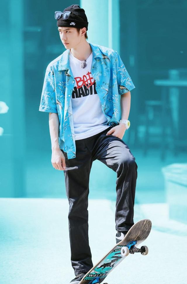 王一博VOGUE滑板时尚秀，自然美景中的潮流心灵之旅