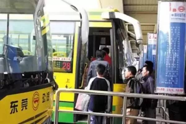 男子公交上吃包子卡喉，司机一秒钟紧急救援成功！