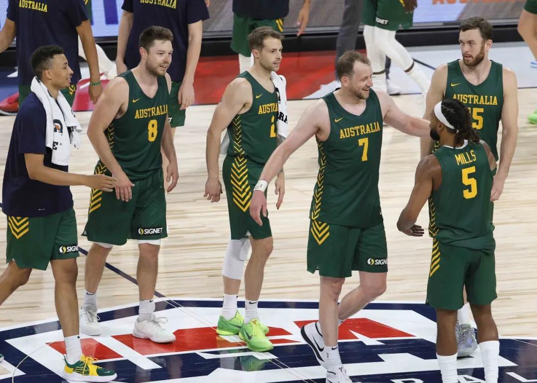 前NBA球员阿隆·贝恩斯退役，开启科技新纪元之旅，体验专属高科技产品