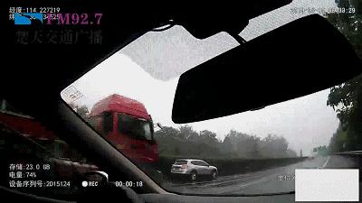 小车违停超车道引发四车追尾事件，深度剖析与警示启示