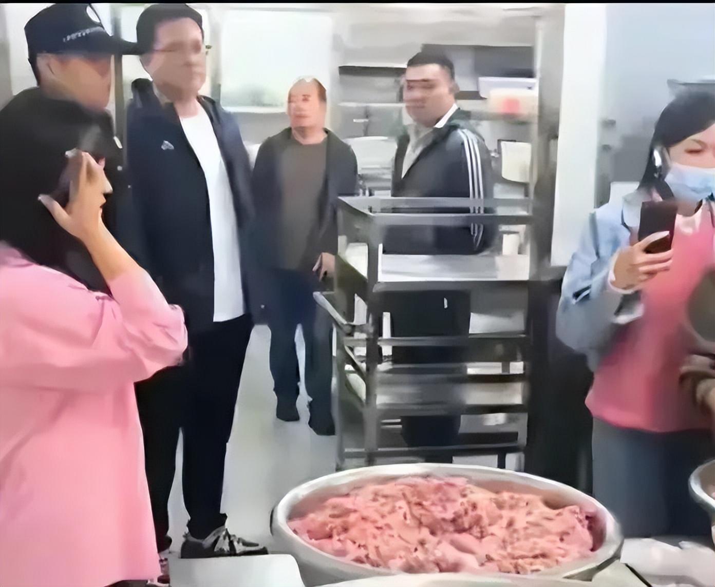 学校食堂臭肉事件曝光，应对与解决方案步骤指南