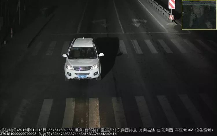 小车超车道违停引发四车追尾，违停背后的都市与自然的博弈