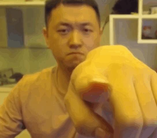 药水哥回应获健美比赛季军，努力成就荣耀时刻！