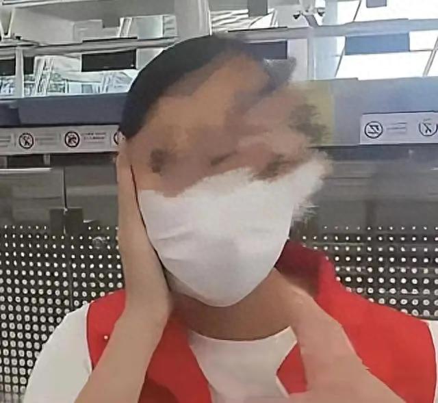 公众人物道德缺失，网红强迫机场志愿者摘口罩引发争议被拘事件反思