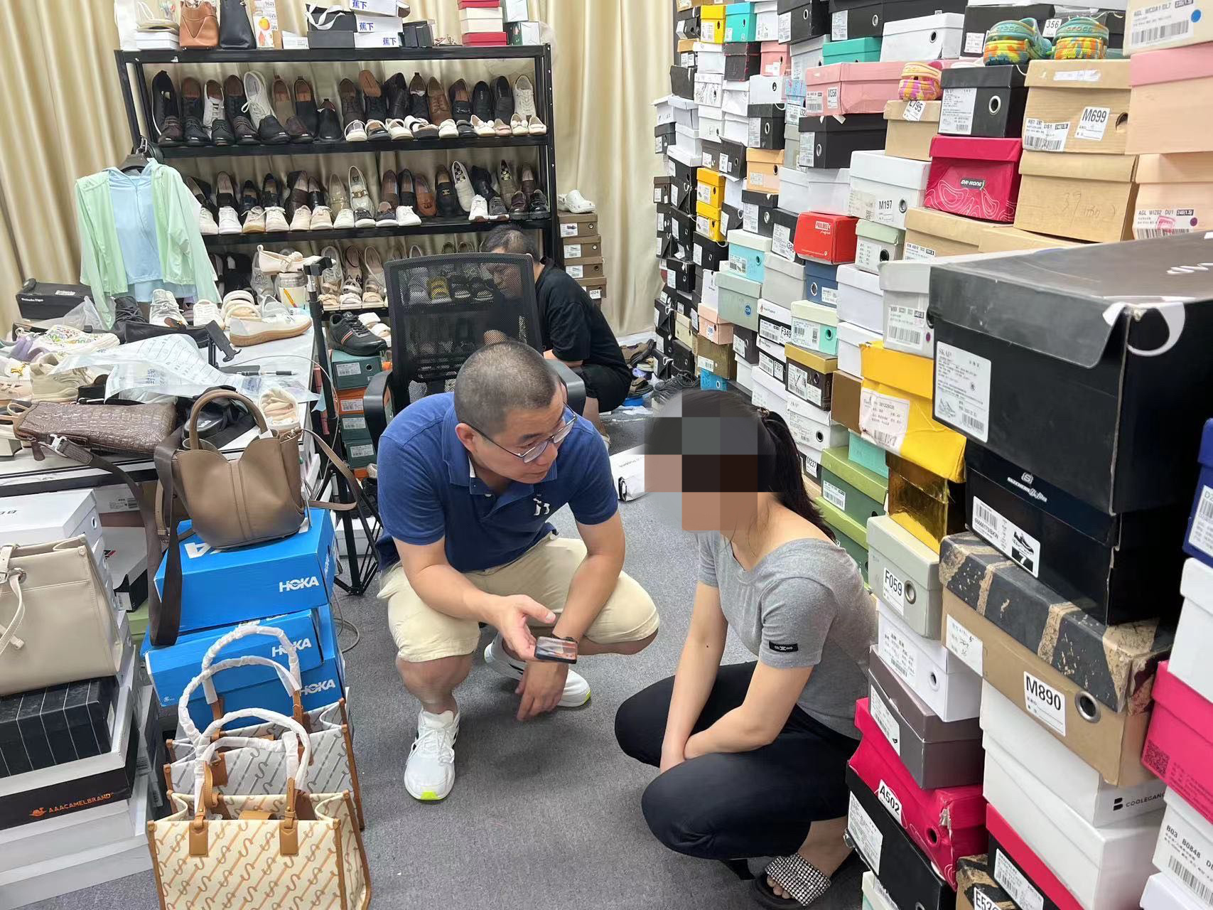 网店售假窝点被捣毁，打击假货的力量与正义的幽默