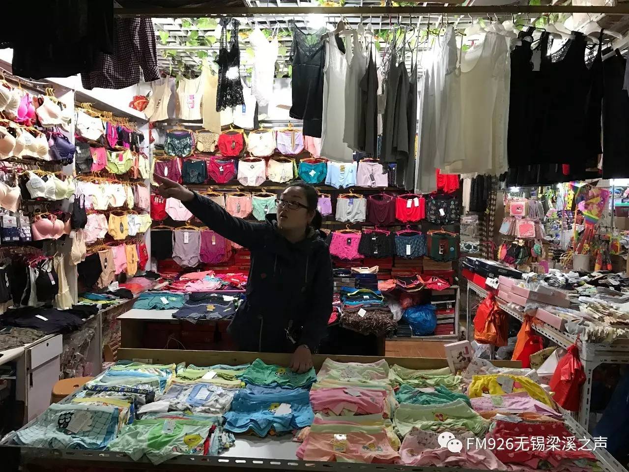 成都警方擒获内衣大盗，揭开小巷神秘店铺内幕