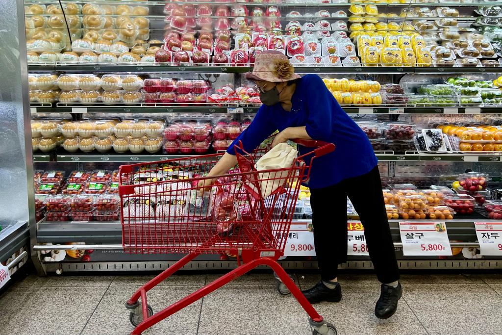 科技重塑购物体验，韩国超市逐渐变身食品店，日用品减少背后的趋势分析