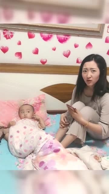成长中的亲情与陪伴，弟弟在门口等待姐姐放学瞬间展现温馨画面