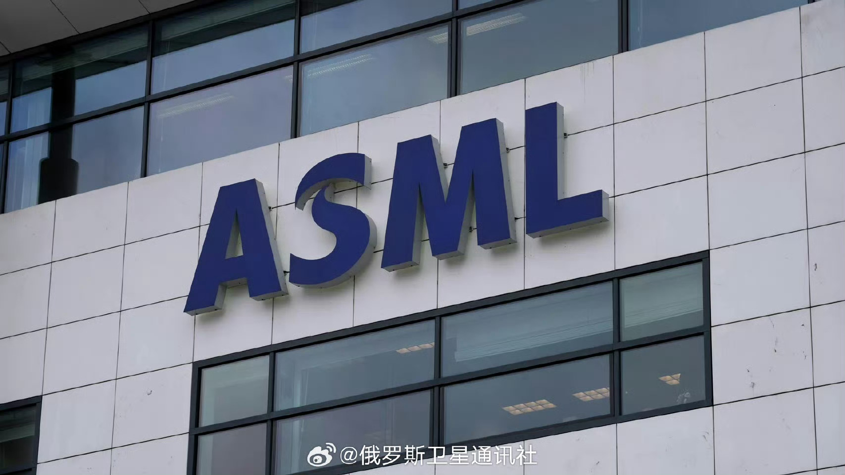 光刻机巨头阿斯麦业绩爆雷，深度解析行业现状与未来挑战