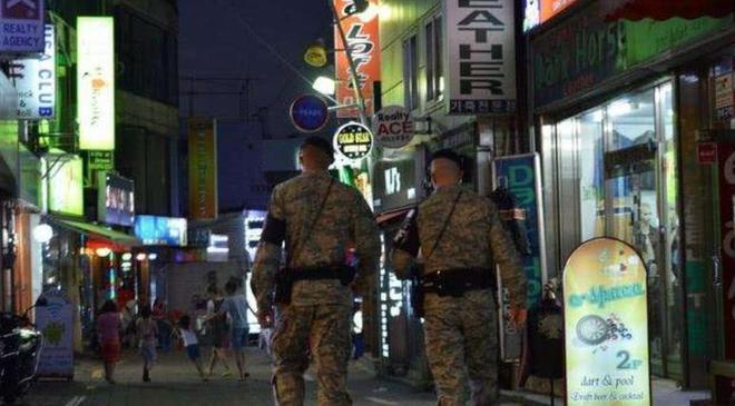 韩军加强防卫态势及小巷神秘小店探秘