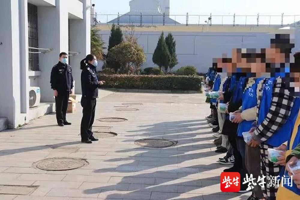 江苏看守所严禁给在押人员抽烟，严厉提示与温馨提示并行