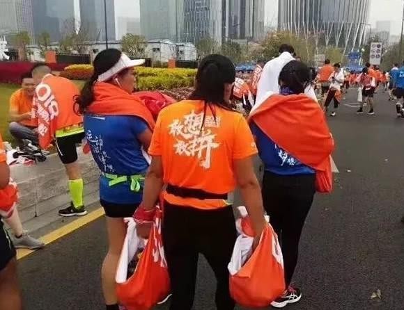 官方回应马拉松冲线遭阻拦，小巷中的宝藏揭秘