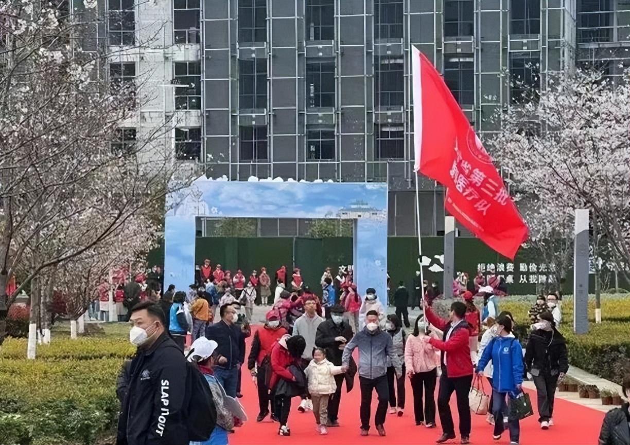 青春的选择与小巷深处的独特风味，朝鲜青年报名参军与复队热潮