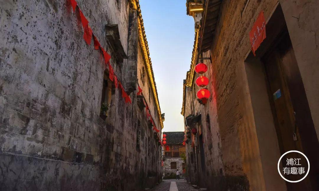 国足球迷现场人浪庆祝与小巷深处的足球狂欢小店探索