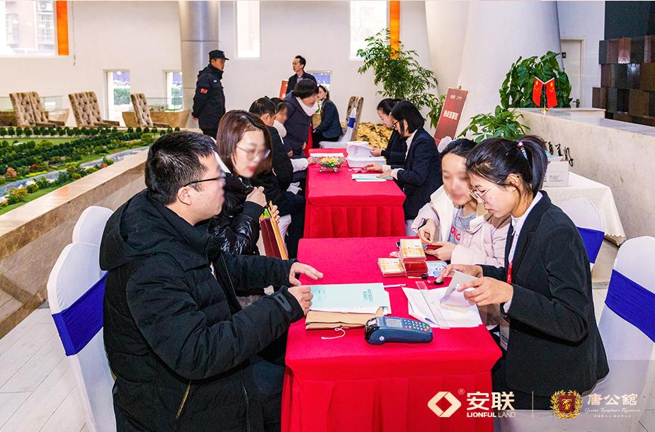 安联球迷抗议密集赛程，科技新品提升观赛体验
