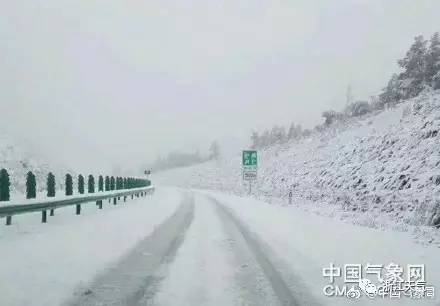 中国最北城市漠河降雪，雪中小巷的神秘美食盛宴