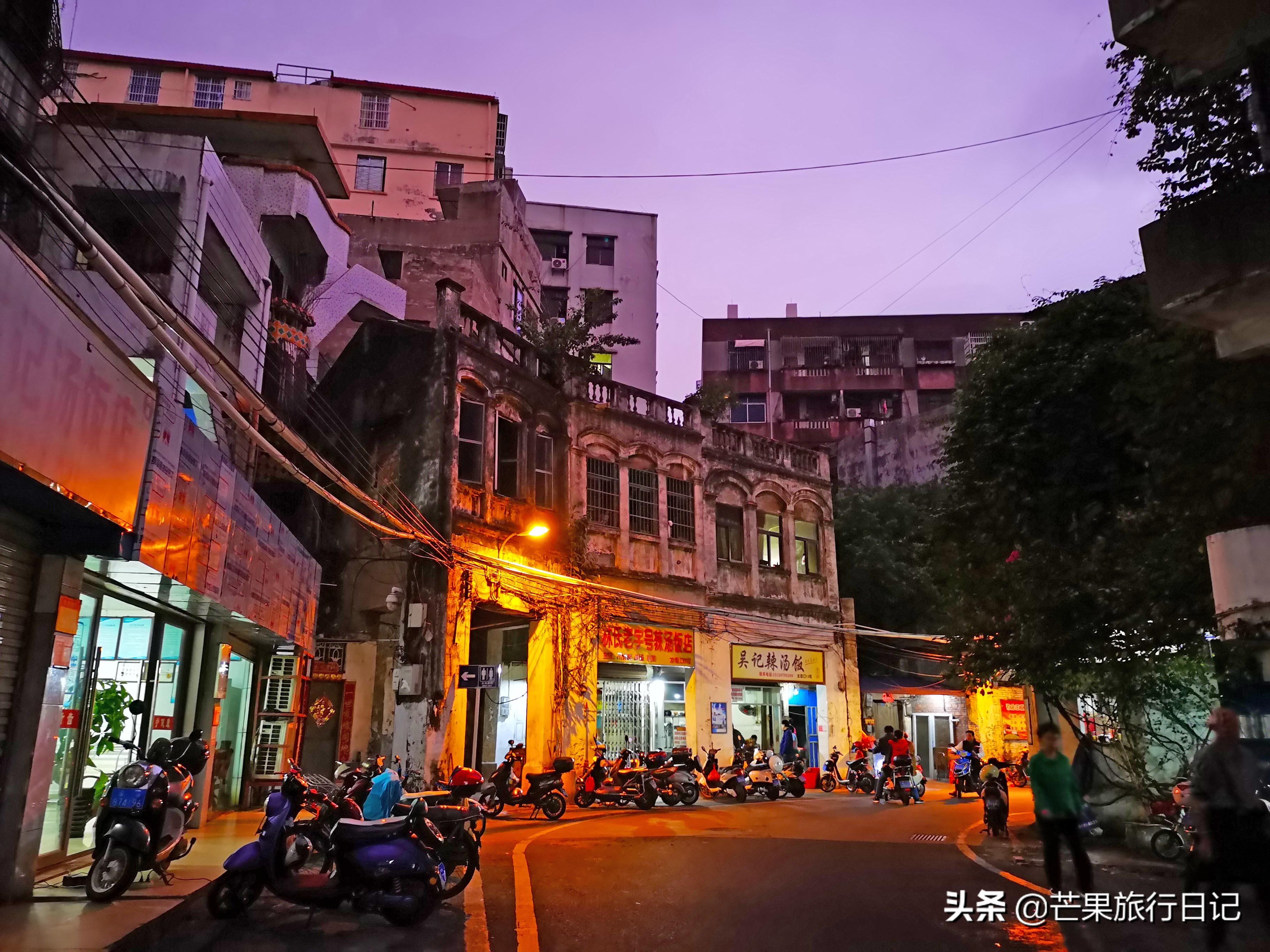 国足球迷骄傲时刻，赛前高歌与小巷深处的独特小店之声