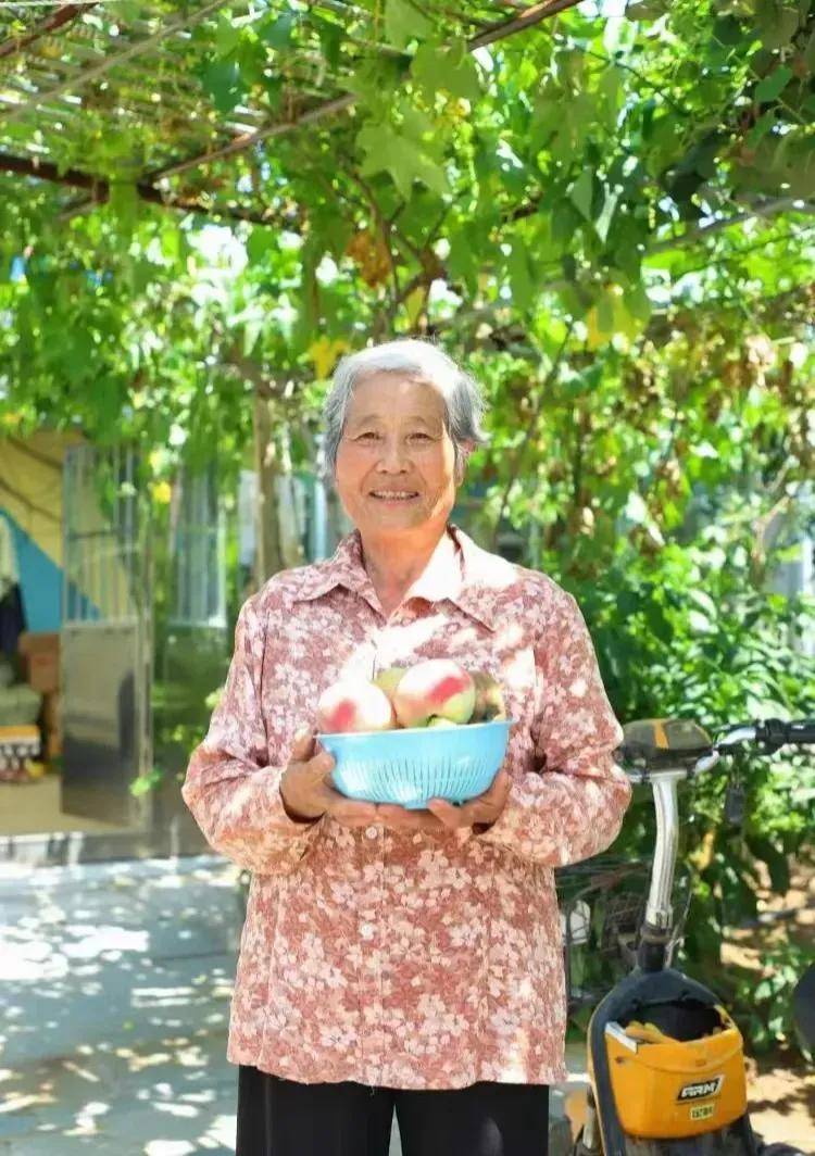 奶奶的新时代之旅，88元1日游与智能保温杯的双重体验
