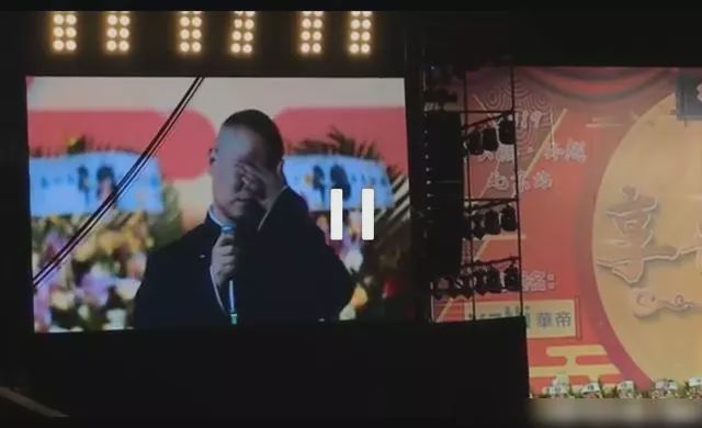 岳云鹏国外演出遭遇提词器故障，挑战与机遇的挑战之旅