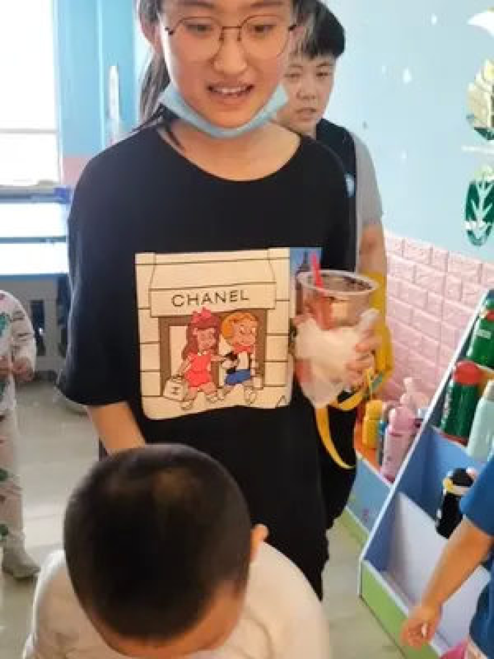 成长中的亲情与陪伴，弟弟在门口等待姐姐放学瞬间展现温馨画面