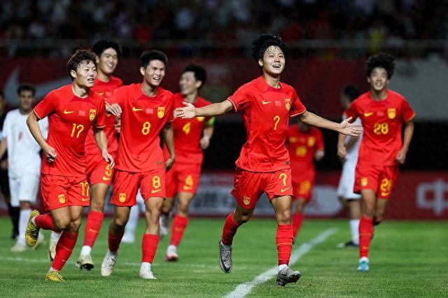 国足完胜印尼燃爆全场，大合唱共度激情之夜！
