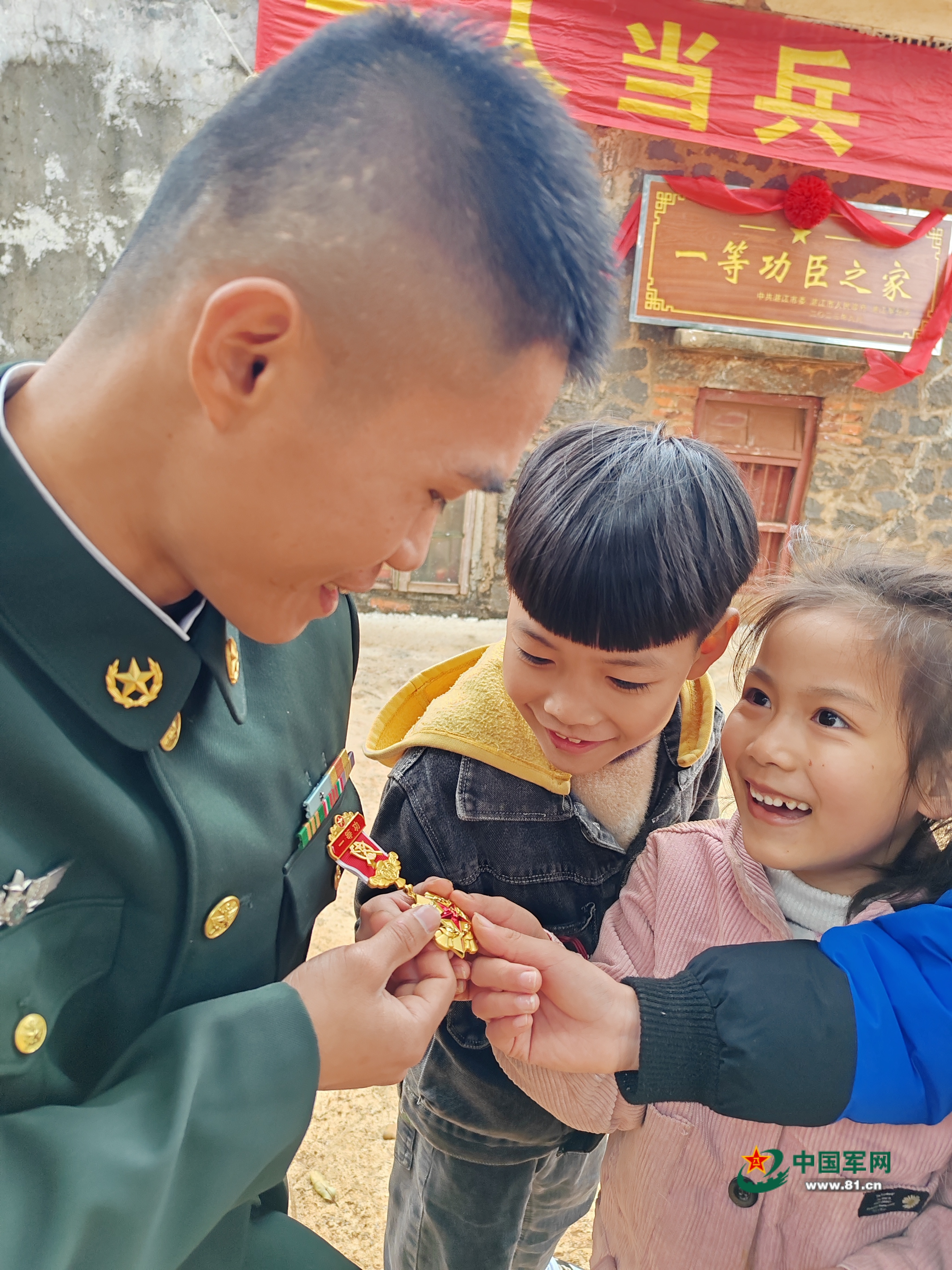 青春的选择与小巷深处的独特风味，朝鲜青年报名参军与复队热潮