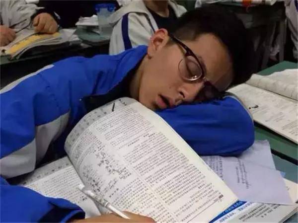 校方否认身亡高三学生遭霸凌，自信与成就感的胜利之歌揭秘真相