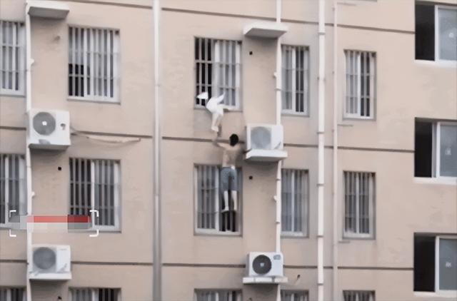 拖鞋大哥英勇爬窗救悬挂窗外的幼童