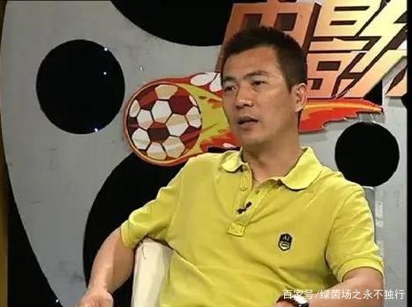 黄健翔探索小巷足球与美食，为国足支招的秘诀