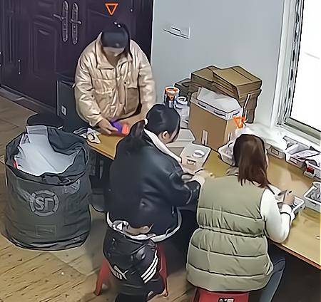男子乘飞机久坐引发肺栓塞悲剧，警示健康出行的重要性