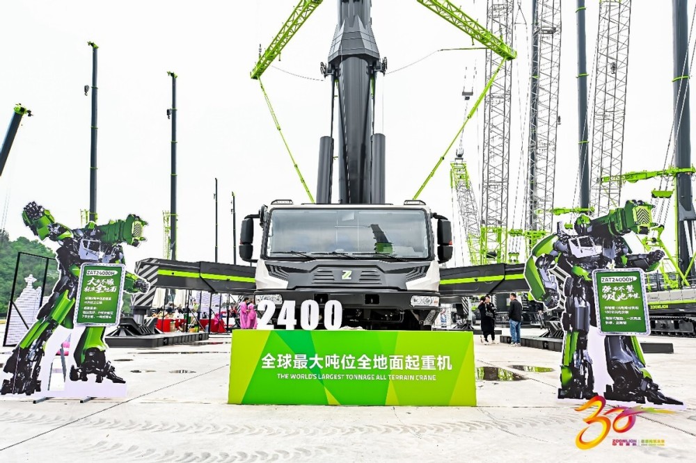 全球最大吨位全地面起重机成功下线，力量之变与自信之驱
