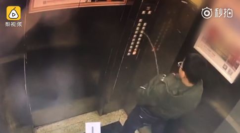 巷弄深处的电梯生死考验，独特小店的意外救援与生死边缘的挣扎