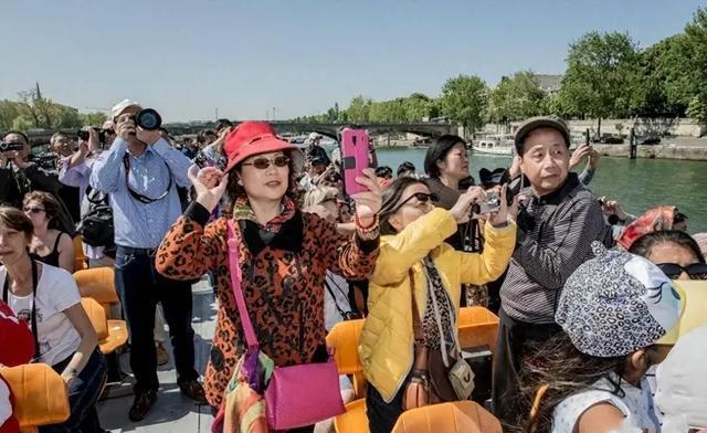 中国游客英文口号热议，一句口号引发广泛关注