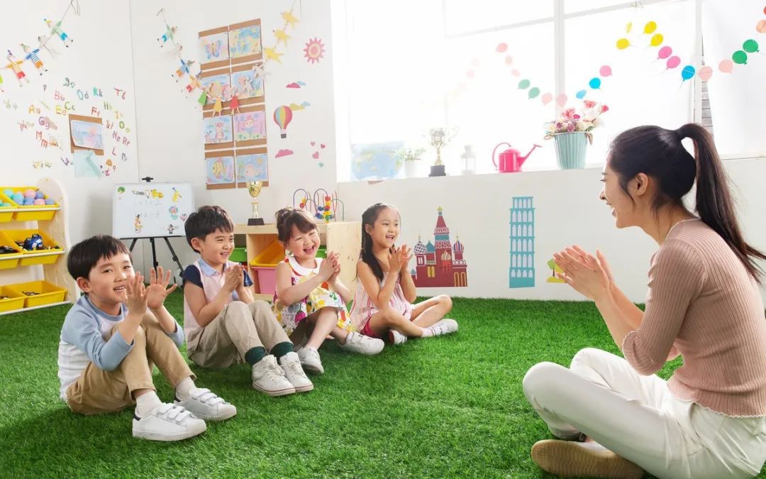 幼儿园老师殴打孩子引发心理阴影，深度分析与观点阐述