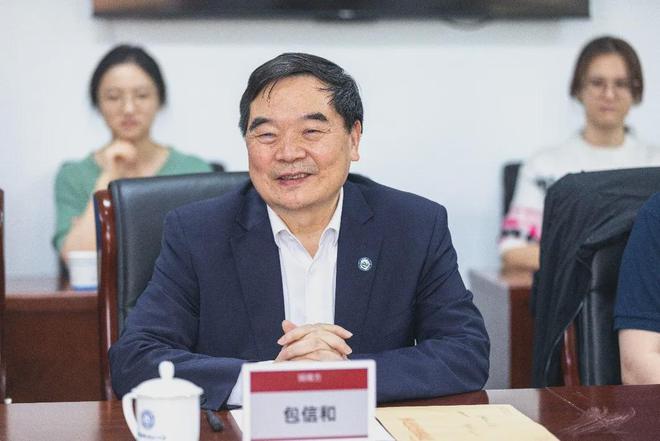包信和院士奖金捐赠背后的科技情怀与卓越贡献，奖金悉数捐赠，助力中国科大发展。