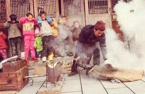 老人拾玉米被打致死伤事件引发关注，当地回应与影响分析