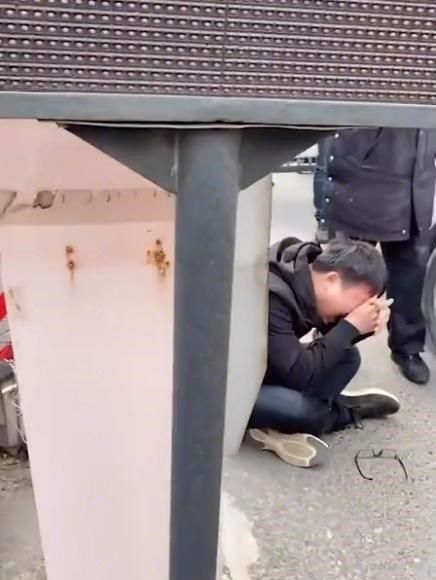 男子进小区遭拒辱骂保安，事件背后的社会反思
