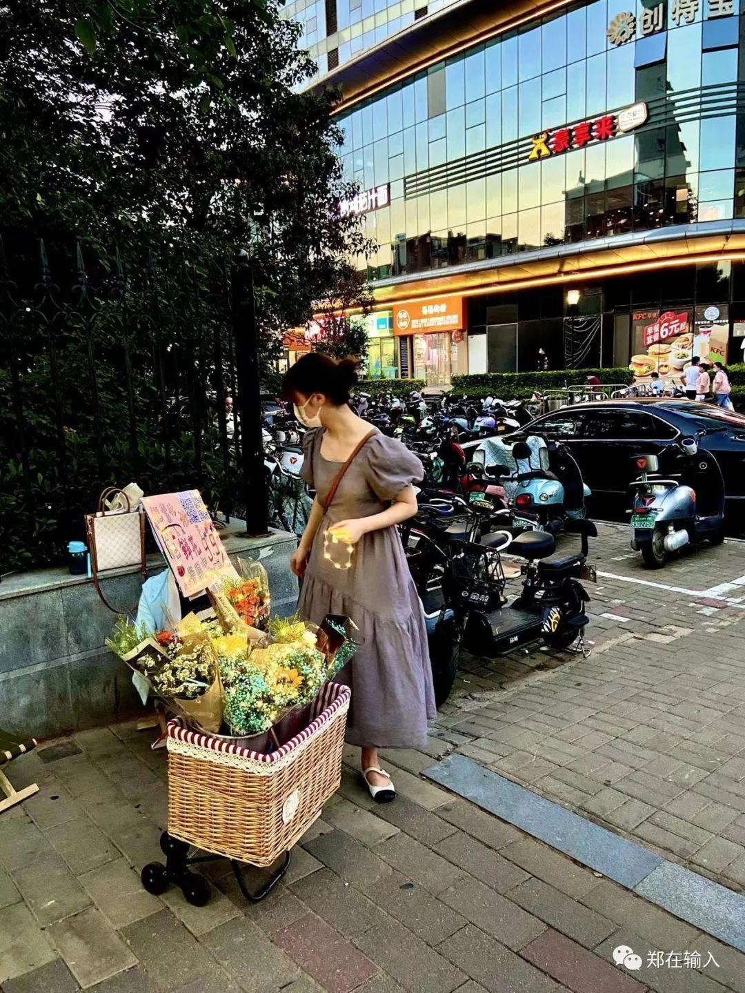 男子进小区遭阻引发冲突，旅途插曲变心灵挑战之旅