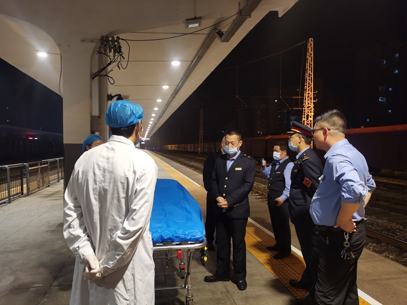 列车深夜紧急停靠，旅客健康守护行动🚂