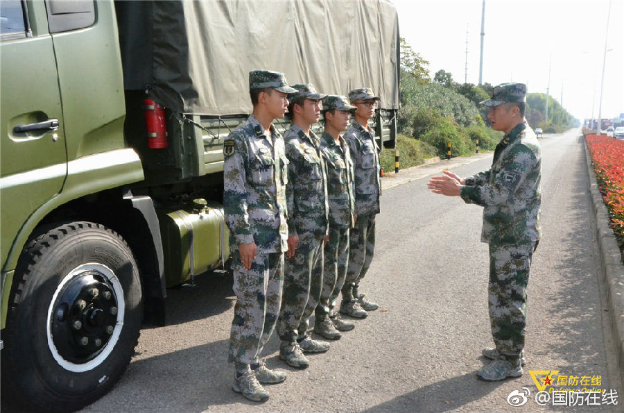 司机们神同步为军车队让行，一路学习成长之路