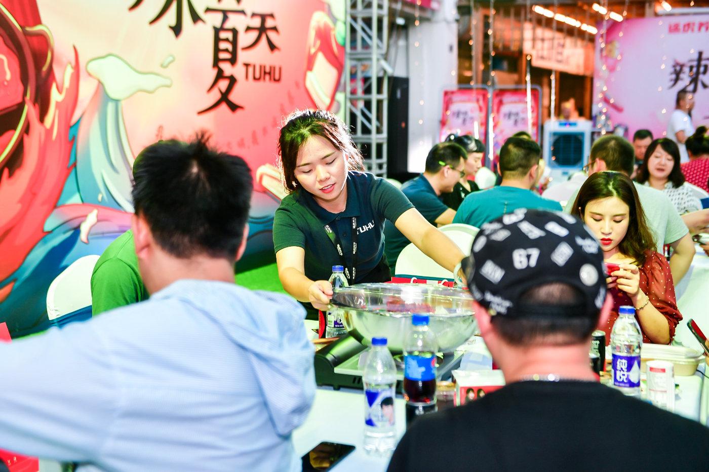 副总裁车上吃火锅引爆热议，科技新星引领智能移动生活新潮流