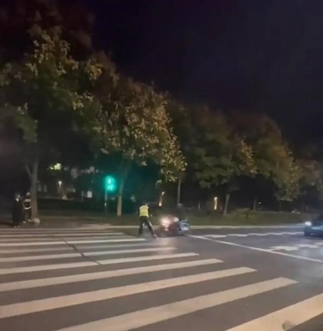 央视揭秘摩托车牌背后的秘密，探寻内心平静的骑行之旅